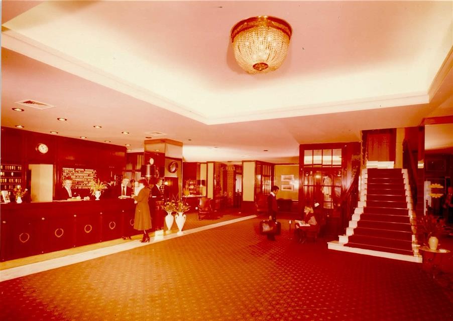 40000060 – 1000 Berlin Mitte Hotel Palace, Reception, Red Carpet, Butler,