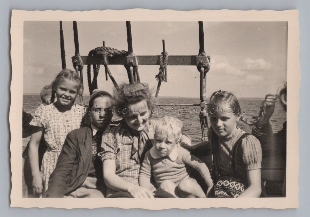 Cruise Woman Boy Girl Children – Vintage Photo
