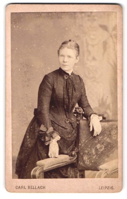 Photograph Carl Bellach, Leipzig, Gellert-Strasse 12, portrait young lady in hü