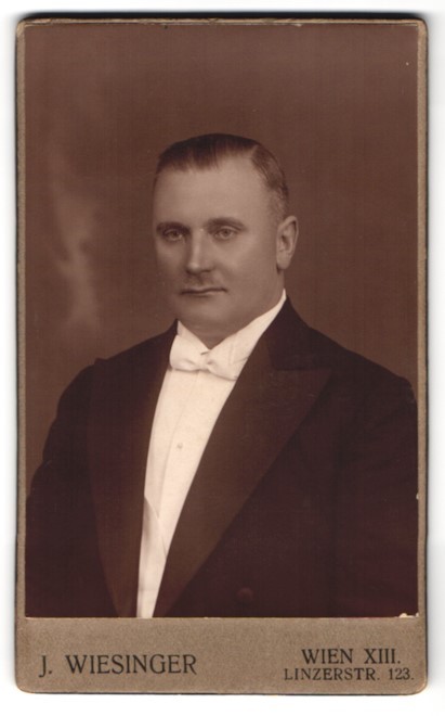 Photograph J. Wiesinger, Vienna XIII, Linzerstraße 123, portrait of a gentleman in A