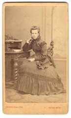 Photography Eduard Schultze, Heidelberg, young lady in dark dress with curls,
