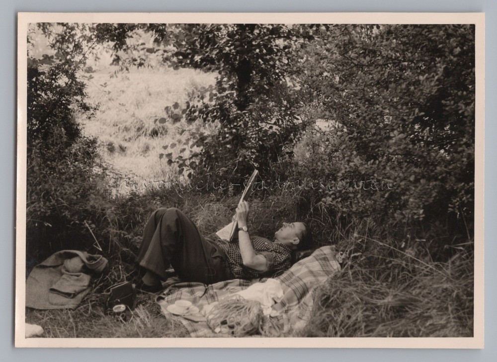 Man Reading Newspaper – Leisure Rest Picnic – Old Photo 1950s