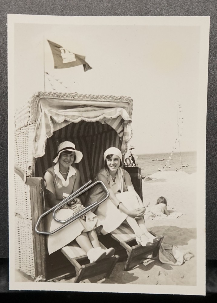 Photo portrait Niendorf 1931 young women beach chair flag Hamburg coat of arms flag