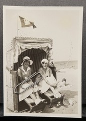 Photo portrait Niendorf 1931 young women beach chair flag Hamburg coat of arms flag