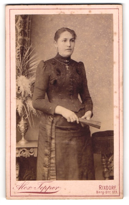 Photograph Alex Tepper, Rixdorf, Berg-Str. 123, lady in dark dress with silver