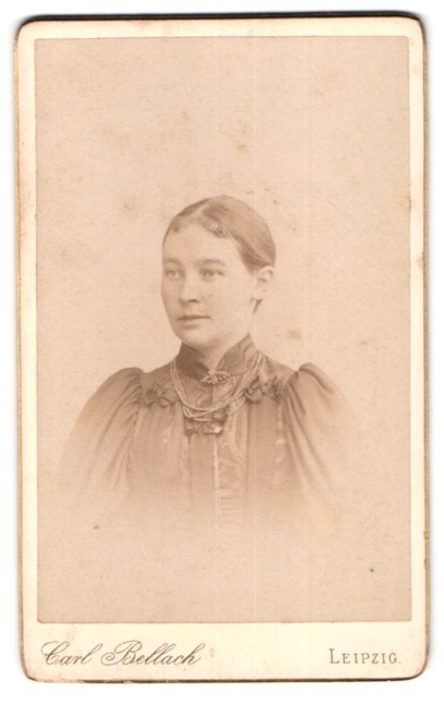 Photograph Carl Bellach, Leipzig, Gellert-Strasse 12, portrait of a young woman