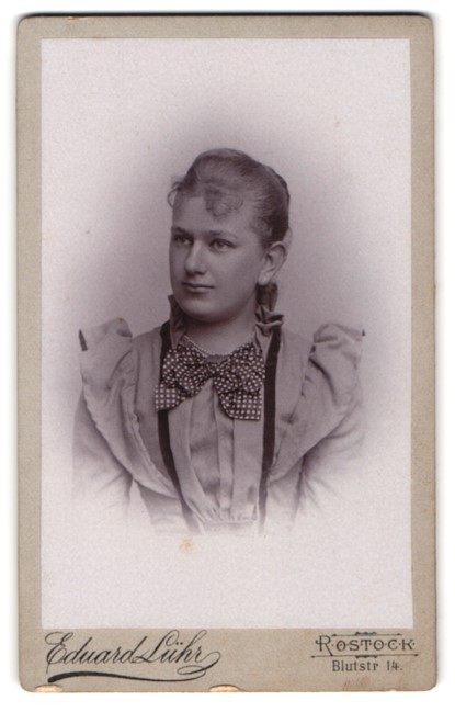 Photograph Eduard Lühr, Rostock, Blutstr 14, portrait of a young woman