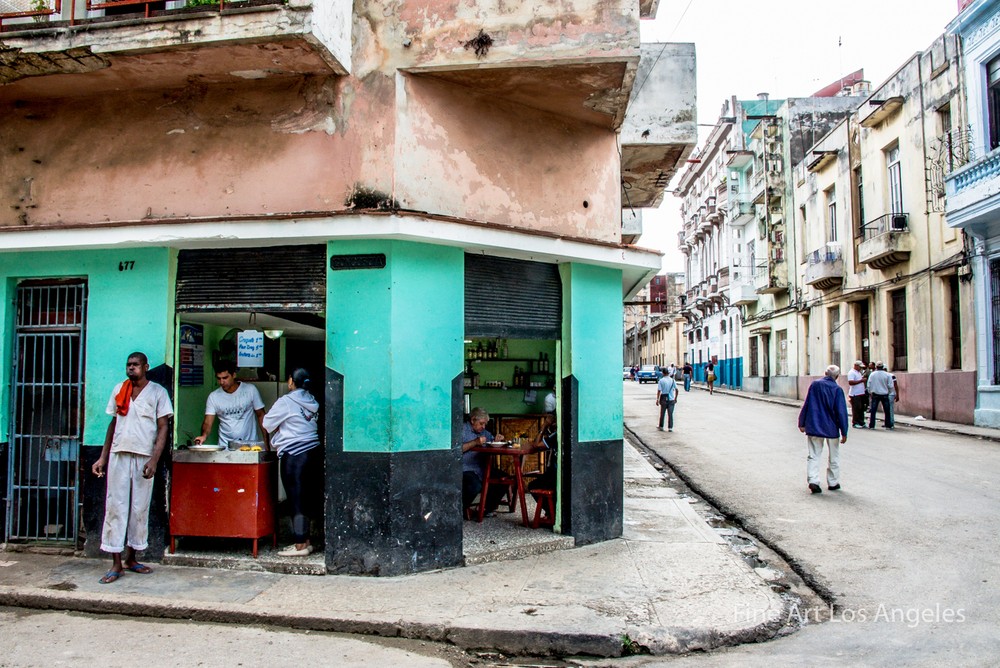 Neil Reichline Photo, «Streetcorner Food Vender» Havana Central, Cuba,