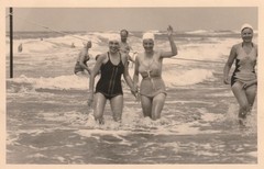 Photo Postcard Beautiful Women in Swimsuit Snapshot 1940s-B