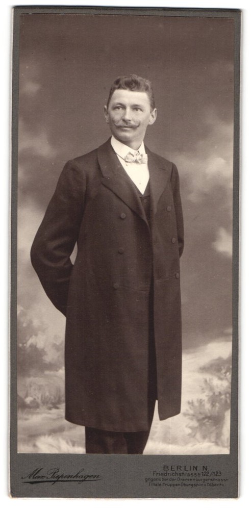 Photograph Max Piepenhagen, Berlin, Friedrichstraße 122/123, Elegant Gentleman in
