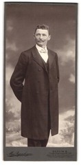 Photograph Max Piepenhagen, Berlin, Friedrichstraße 122/123, Elegant Gentleman in