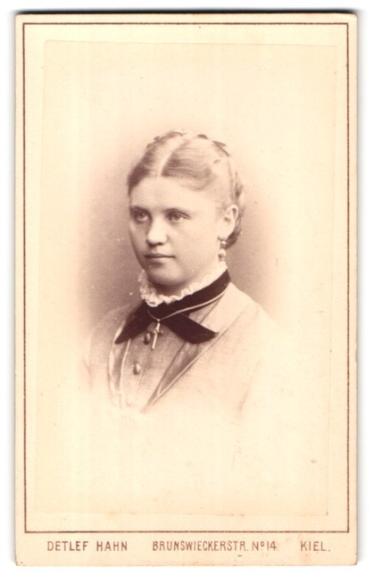Photography Detlef Hahn, Kiel, Brunswieckerstrasse 14, portrait nicely dressed