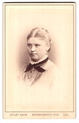 Photography Detlef Hahn, Kiel, Brunswieckerstrasse 14, portrait nicely dressed