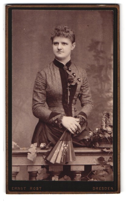 Photograph Ernst Rost, Dresden, Wettinerstrasse 15, portrait fashionably dressed