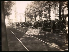 5 photographs Lübeck, parade to visit Kaiser Wilhelm II, onlookers