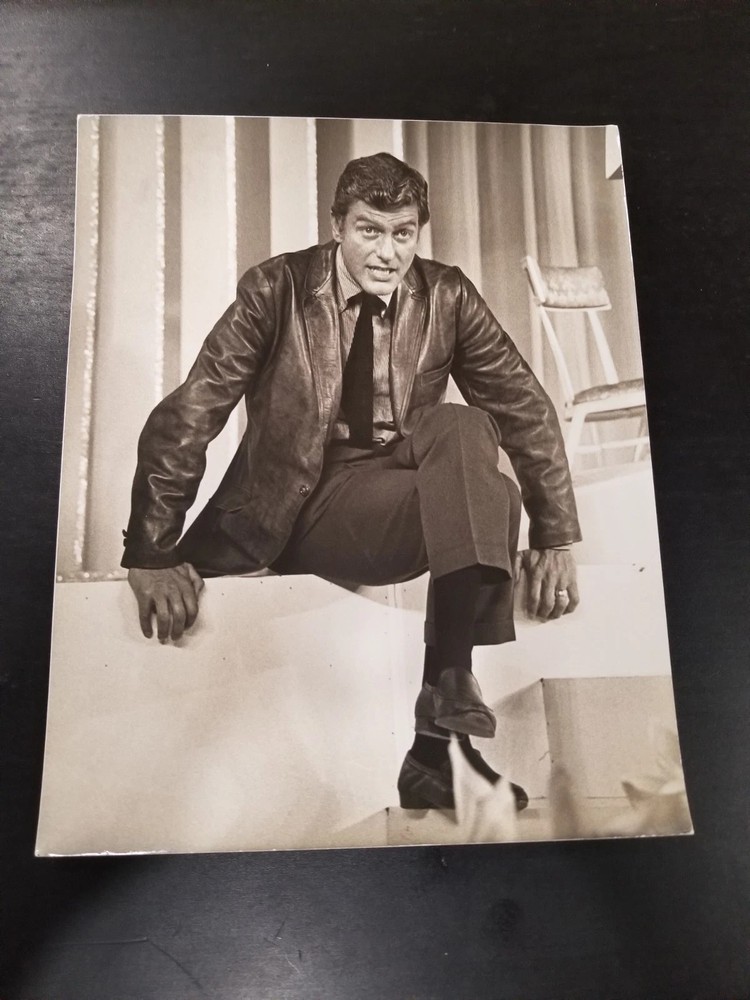Vintage Dick Van Dyke Original Photography – Dustin Hoffman Candid Stamped 8×10