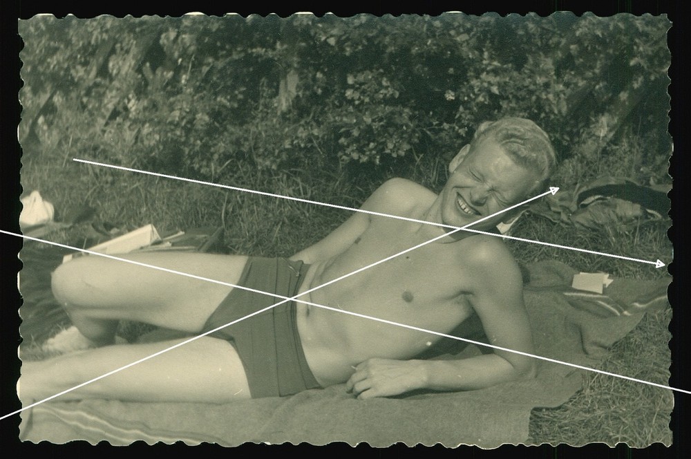 orig. Photo around 1955 pretty boy swimming trunks summer young boy beach fashion trunks