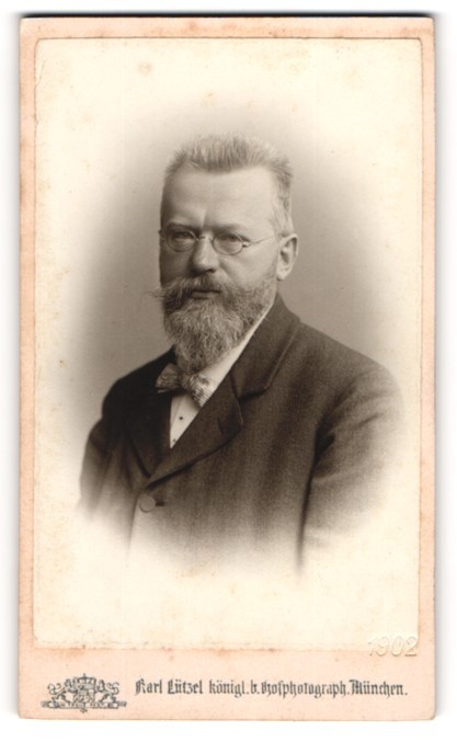 Photography Karl Lützel, Munich, Augustenstr. 16, Hans Ripgauer with glasses and
