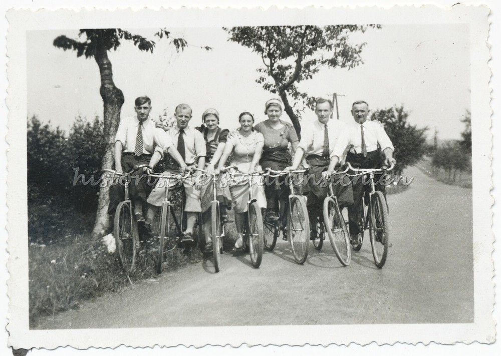 Bike Ride Men & Women – Street Scenery Leisure – Photo 1930s