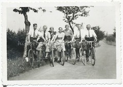 Bike Ride Men & Women – Street Scenery Leisure – Photo 1930s