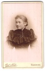 Photography Carl Koch, Hamburg, Neuerwall 30, portrait beautiful girl in ge