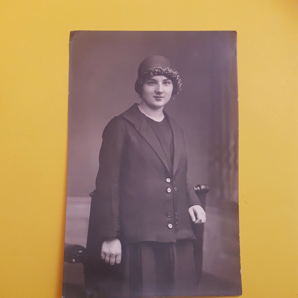Photo Antique, Vintage, 1926, Pretty Young Woman with Hat and Black Costume, Excellent