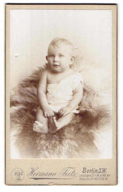 Photography Hermann Tietz, Berlin-SW, Leipziger Strasse 46-49, portrait cute