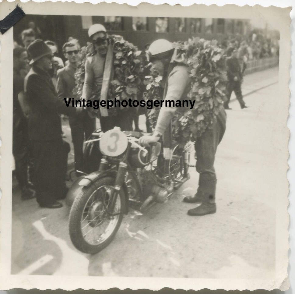 Z5602 Photo 1950s Motorsport Motorcycle Racer Race Winner Team BMW