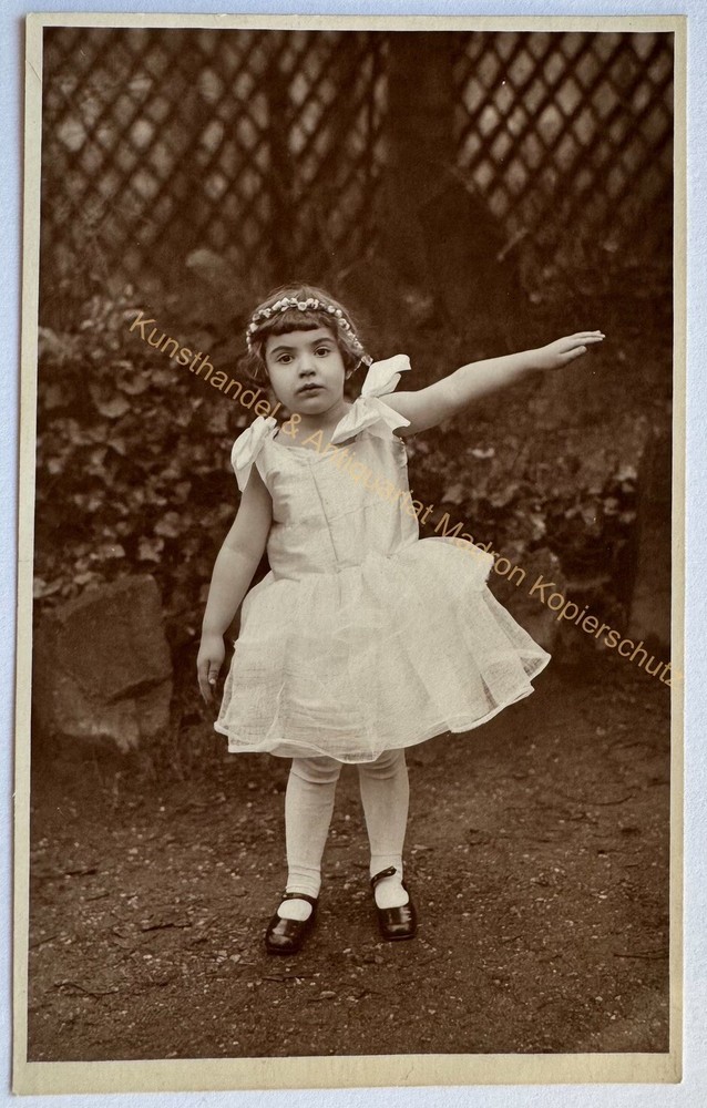 orig. Photo postcard child girl dance around 1920 ballet