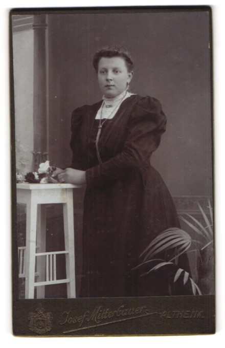 Photograph Josef Mitterbauer, Altheim/Innkreis, Bahnhofstr. 26, young lady in