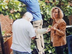 «VINTAGE»: PHOTOGRAPH, PHOTO, HOUSE, GARDEN, GRAPES, HARVEST, HOBBY, PEOPLE!