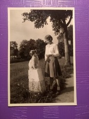 Altes Foto antik Frau Hund Park spazieren woman dog Baum Rock Mode old Photo art