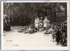 Nurses next to coffin at funeral 1950 – Photo 10x7cm
