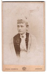 Photograph Franz Koebcke, Dresden, Prager-Strasse 39, portrait young lady with H