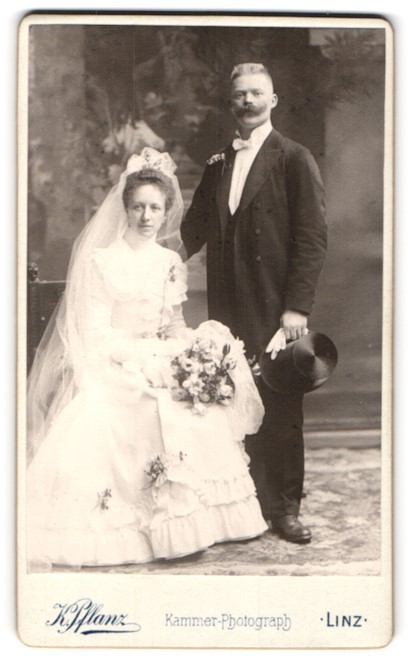 Photograph Karl Plant, Linz, Graben 30, wedding couple with bouquet of flowers, 1902