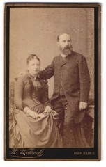 Photograph H. Wittrock, Hamburg, Speersort 5, middle-class couple in fashionable class