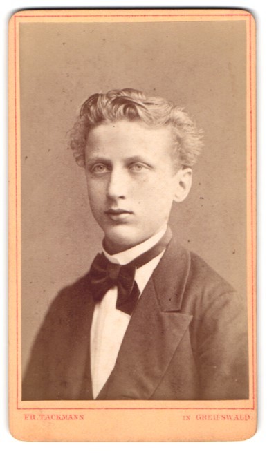 Photograph Fr. Tackmann, Greifswald, Langefuhrstraße 25, portrait of a young M