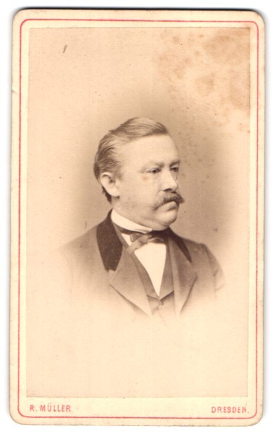 Photograph R. Müller, Dresden, Marien-Str. 26, common gentleman in suit with S