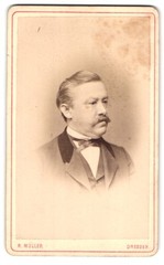 Photograph R. Müller, Dresden, Marien-Str. 26, common gentleman in suit with S