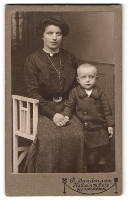 Photograph R. Sandmann, Mülheim/Ruhr, Eppinghoferstraße 80, mother with her S