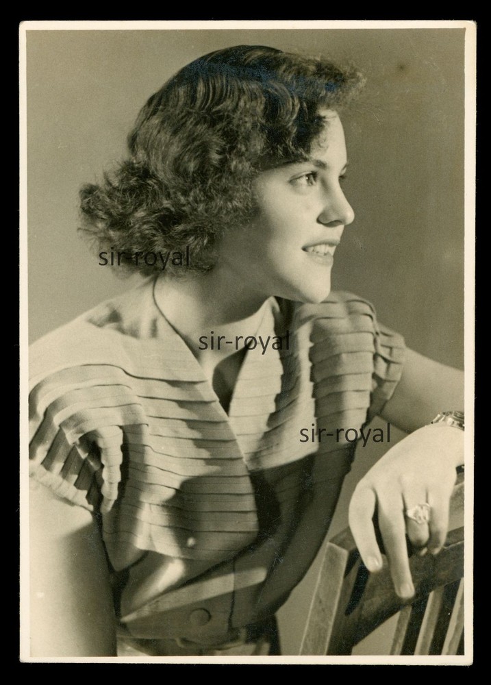 Pretty young woman in portrait – photo 9x12cm