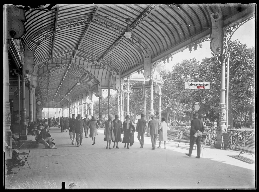 Plate glass photo antique black and white negative 5 1/8×7 1/8in Vittel galerie