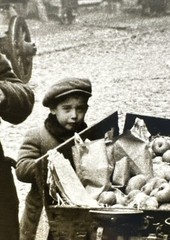 Roman Vishniac photograph of Gesia Ulica Warsaw Poland 1937