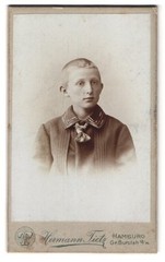 Photograph Hermann Tietz, Hamburg, size Burstah 12-14, portrait of half-grown Kn