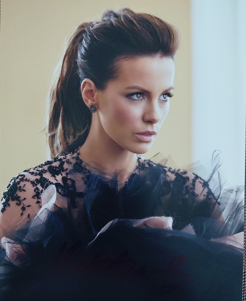 KATE BECKINSALE ** Actress Model Hand Signed Autograph COA