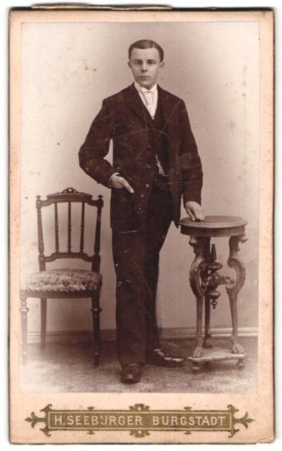 Photograph H. Seeburger, Burgstadt, at the station, portrait young man in suit M