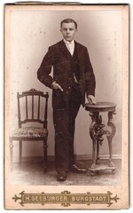 Photograph H. Seeburger, Burgstadt, at the station, portrait young man in suit M