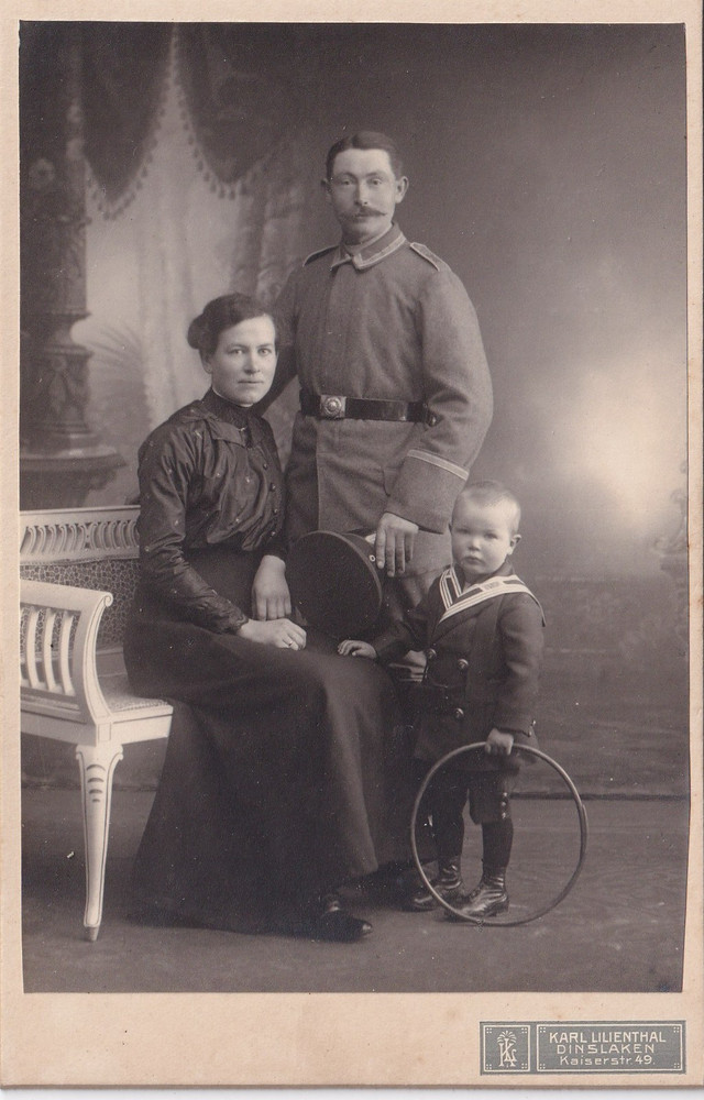Karl Lilienthal KAB – family with soldier – Dinslaken