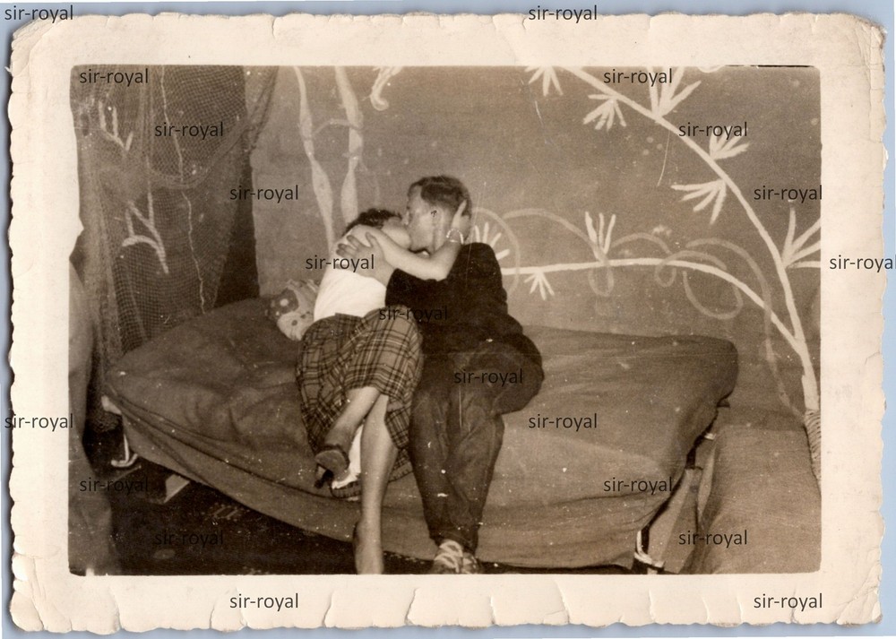 Young Couple Making Out At A Party – 1960s – Kiss Kissing Love – Photo 11x8cm