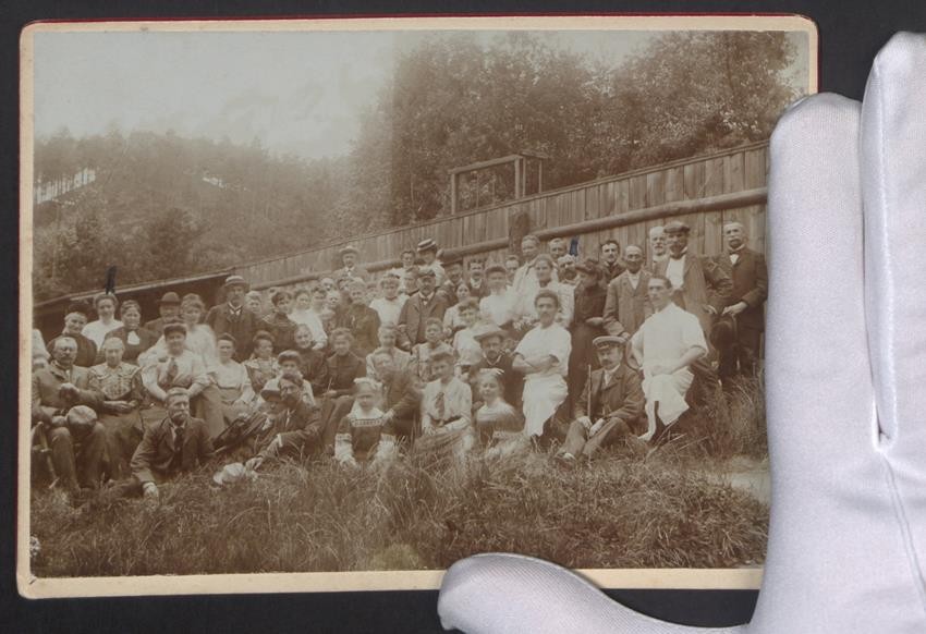 2 photographs Oybin, spa guests in front of the air bath of the sanatorium, 1907